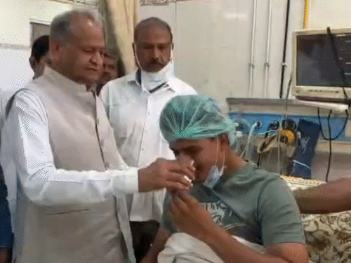 गहलोत ने शुभम को पानी पिलाया।