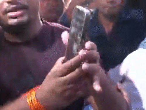 सोनम वांगचुक से वीडियो कॉल पर बात कर के बाद ब्रह्मानंद कुमार ने पानी पीया। उन्होंने कहा कि अनशन जारी रहेगा।