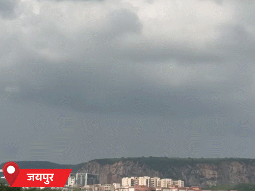 जयपुर में बुधवार को हल्की बारिश के बीच घने बादल छाए रहे। इस साल राजधानी में कम बारिश हुई है।