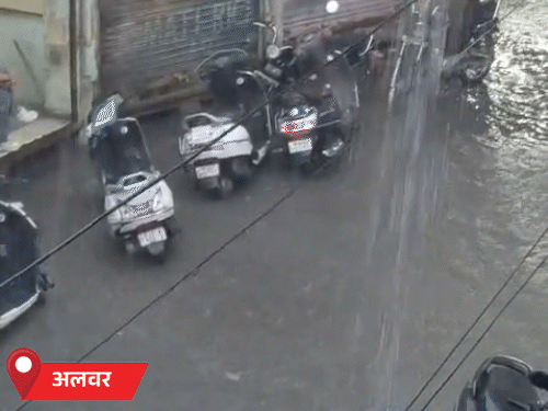अलवर में बुधवार को अच्छी बारिश हुई। इस दौरान बाजार में पानी भर गया।