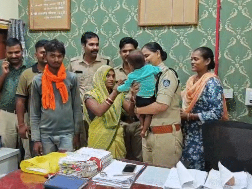 बच्ची को सकुशल परिवार को सौंपा गया