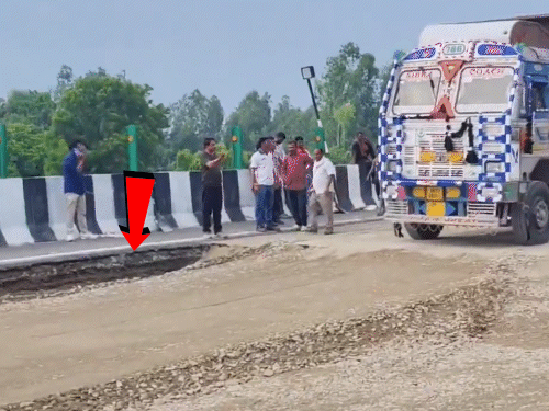 तस्वीर 6 दिन पहले की है। उन्नाव में एक्सप्रेस-वे का एक हिस्सा धंस गया था।