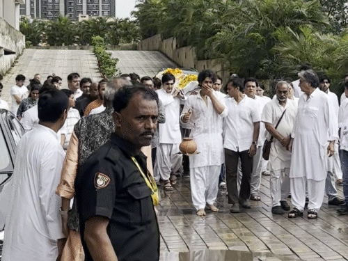 अंतिम यात्रा में प्रदीप के बेटे विक्रमादित्य।
