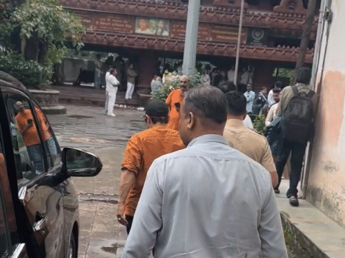 आमिर खान अपने को एक्टर प्रदीप रावत के अंतिम संस्कार में शामिल हुए।