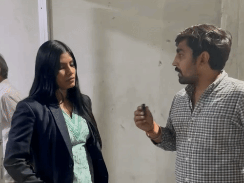 आरोपों पर जवाब कंपनी की सर्विस मैनेजर निकिता शाह ने दिए।