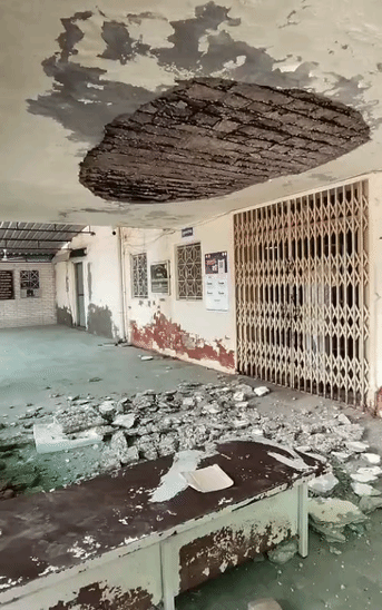 छत का एक बड़ा हिस्सा टूटकर नीचे गिर गया।