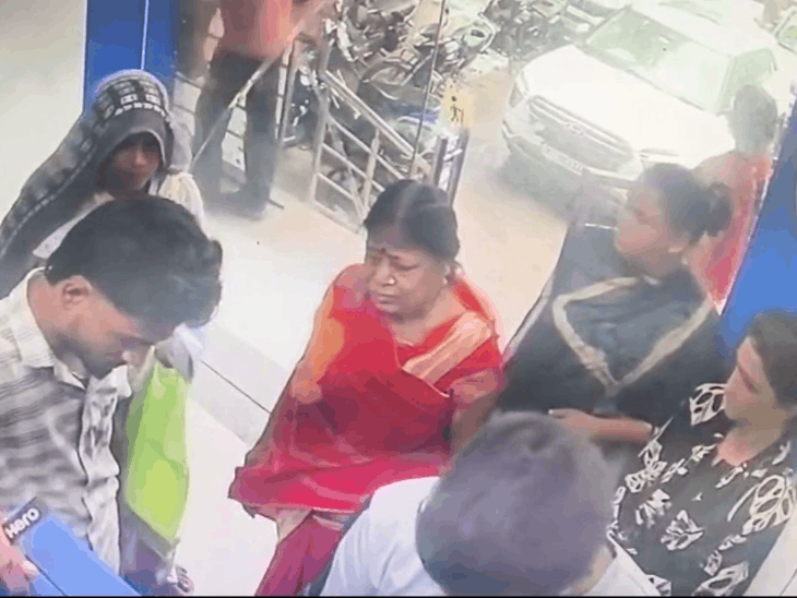2 महिलाओं ने बैग को चीरा लगाकर की वारदात, CCTV फुटेज में आई नजर|चौमू,Chomu - Dainik Bhaskar