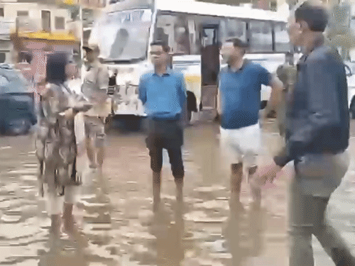इस सप्ताह ग्वालियर में तेज बारिश हुई थी। कलेक्टर रुचिका चौहान घुटनों तक पानी में उतरीं।