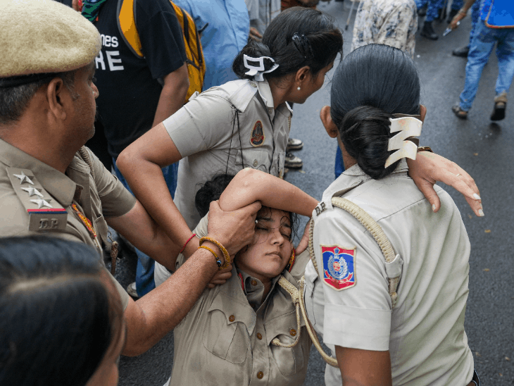 संसद मार्च के दौरान 100 से ज्यादा पुलिसकर्मी घायल हुए थे। कई प्रदर्शनकारियों को भी चोटें आई थीं।