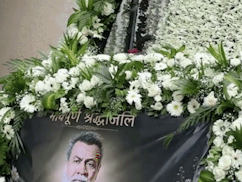 प्रदीप रावत के अंतिम संस्कार के लिए फूलों से सजी अंतिम यात्रा की गाड़ी पहुंची।