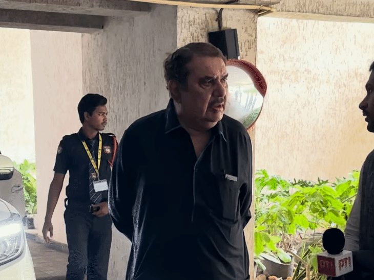 रजा मुराद अंतिम संस्कार में शामिल होने पहुंचे।