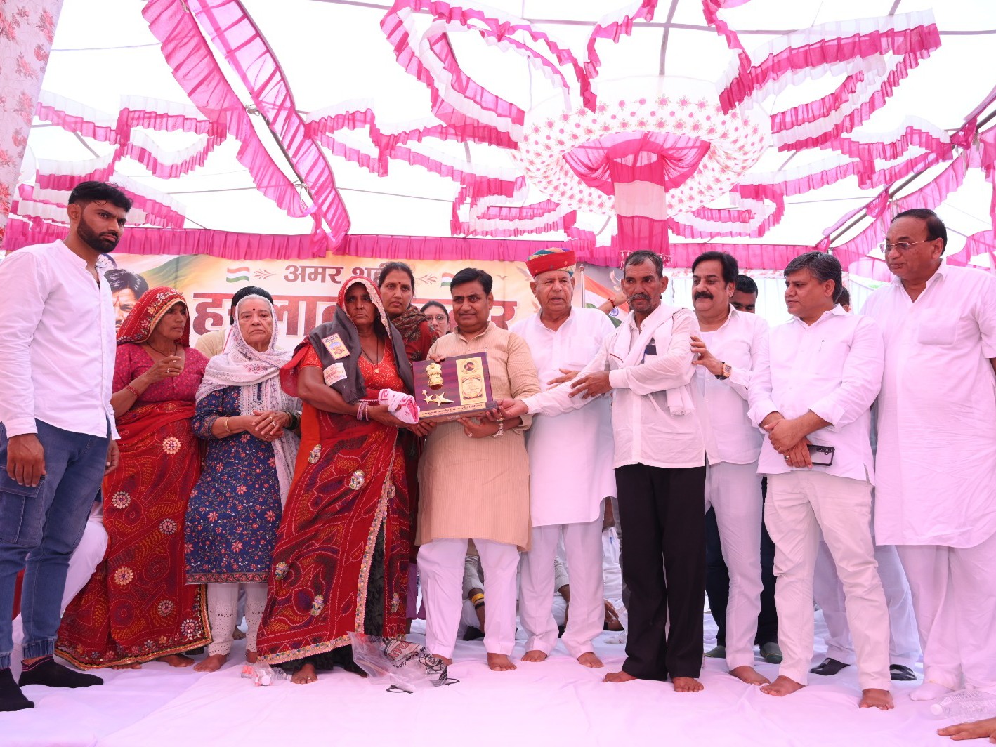 गोविंद सिंह डोटासरा ने शहीद के परिवार का शॉल एवं प्रतीक चिह्न देकर सम्मान किया।