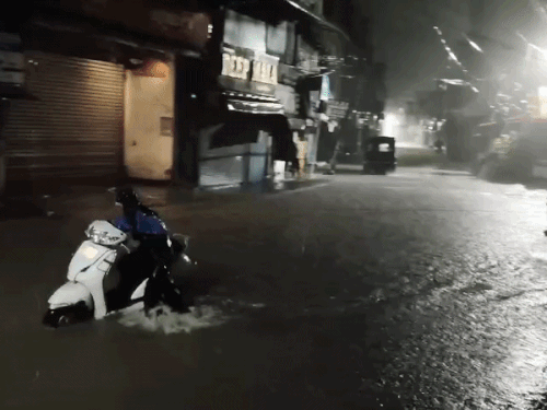 पठानकोट में मंगलवार को भारी बारिश हुई। डाकखाना चौक में सड़कों पर पानी भर गया।