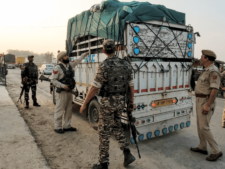 जम्मू-पठानकोट नेशनल हाईवे (NH-44) पर सुरक्षाबलों ने गाड़ियों की तलाशी ली।