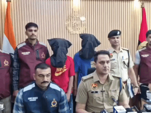पुलिस ने 2 आरोपियों को गिरफ्तार कर लिया है, जबकि तीसरे की तलाश की जा रही है ।