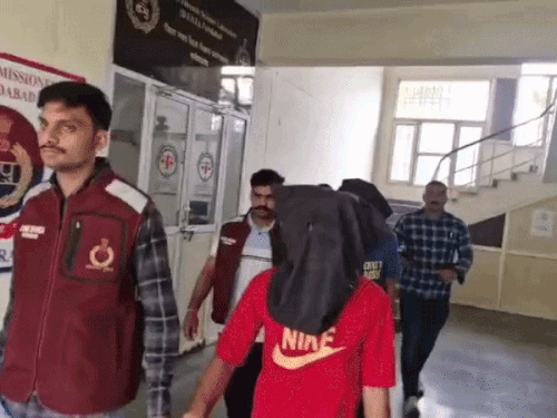 प्रॉपर्टी डीलर के साथ लूटपाट करने वाले 2 आरोपियों को क्राइम ब्रांच की टीम ने पकड़ा। - Dainik Bhaskar