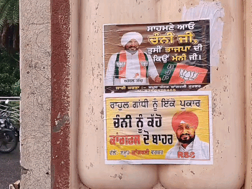 चन्नी को निशाना बनाते हुए कई विवादित नारे लिखे गए हैं।