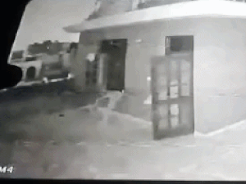 शव पर डालने के लिए कपड़ा लेकर जाते हुए और शव को ठिकाने लगाने के बाद नीचे जाते हुए मेड सुनीता।
