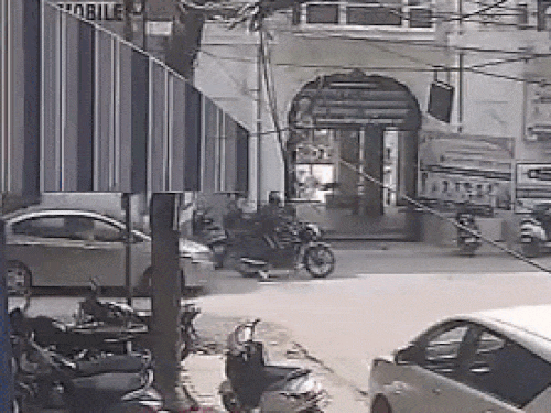 प्रॉपर्टी डीलर के पीछे जाता दिखा संदिग्ध बाइक सवार।