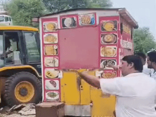 अभियान के दौरान एक्सप्रेसवे के राइट ऑफ वे (ROW) क्षेत्र में किए गए अवैध अतिक्रमण को हटाया गया