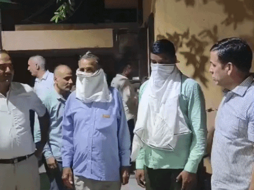 एसीबी की गिरफ्त में आरोपी पटवारी संदीप और उसका सहायक जयभगवान।