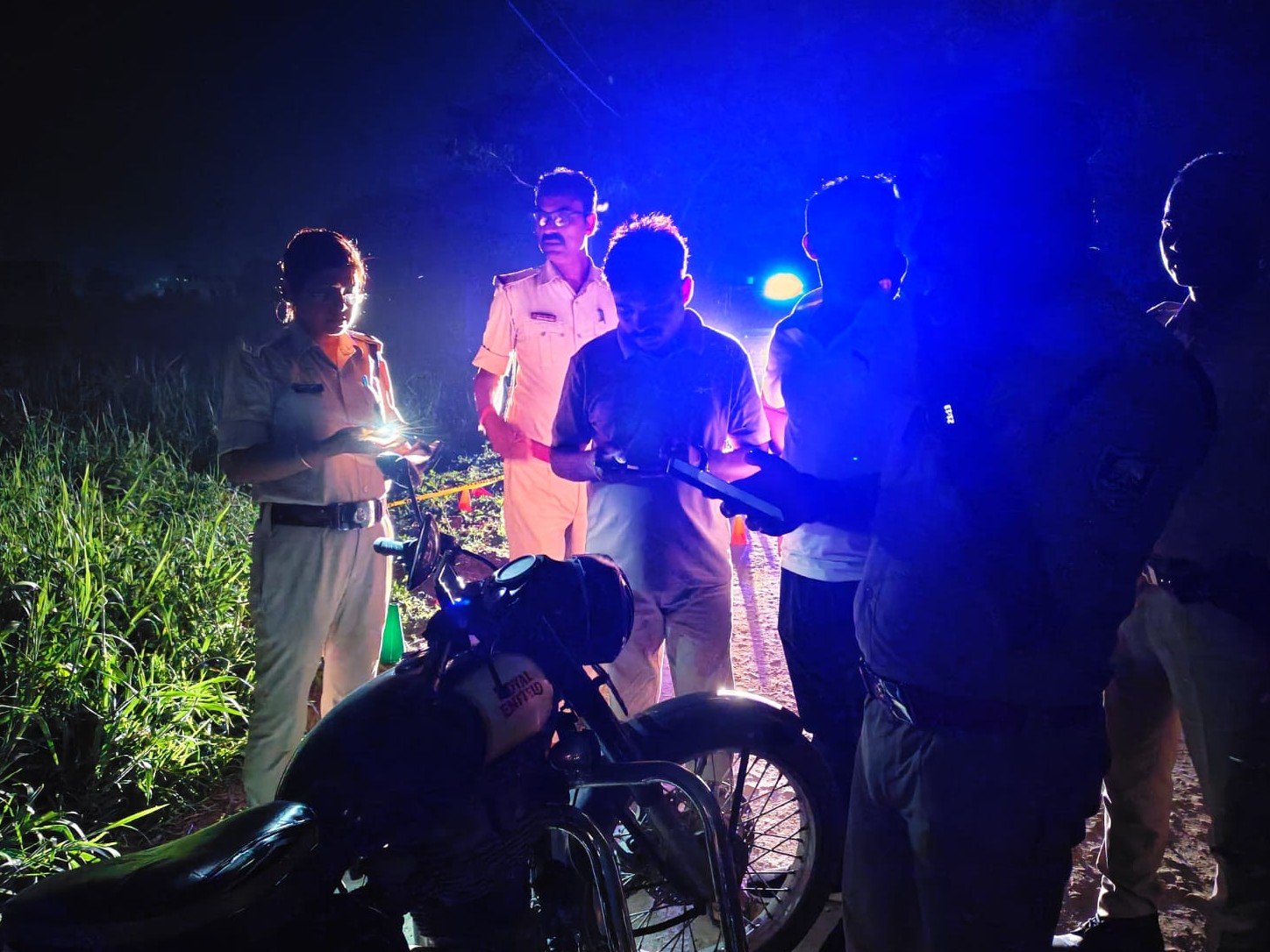 पुलिस और FSL घटनास्थल पर पड़ताल करते हुए।