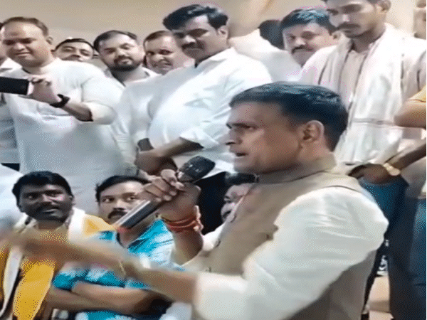 दतिया में कांग्रेस ने जीत का जश्न मनाया। भोपाल में आशुतोष तिवारी से मिले नरोत्तम मिश्रा।