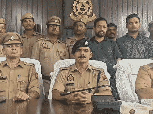 एडीसीपी काशी जोन वैभव बांगर ने बताया एसओजी और और चौक थाने की पुलिस टीम ने दोनों को गिरफ्तार किया है।