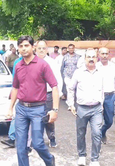 केस्को मुख्यालय पहुंचे कर्मचारियों ने किया प्रदर्शन। कहा- पहले वेतन जारी करो तब लगवाएं मीटर।
