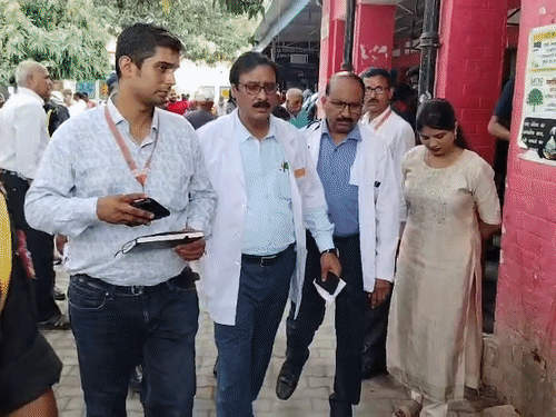अस्पताल परिसर का जायजा लेते SIC डॉ. ओपी सिंह
