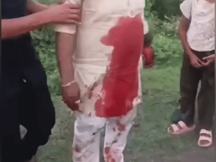 सड़क से गुजर रहे लोगों ने पुलिस को सूचना दी।