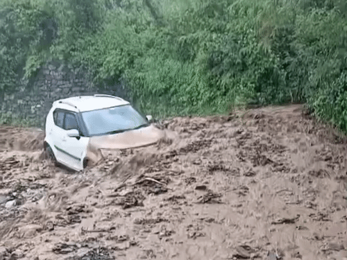 देहरादून के कालसी में मंगलवार को अचानक रोड पर तेज बहाव आ गया, जिससे कार फंस गई।