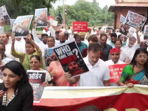 विपक्षी सांसदों ने हाथों में पोस्टर लेकर गांधी प्रतिमा से मकर द्वारा तक मार्च निकाला।