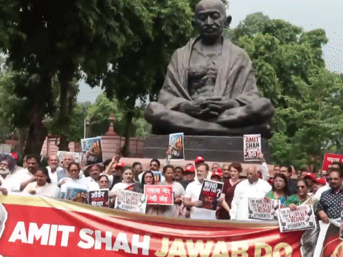 विपक्षी सांसदों ने बुधवार को संसद परिसर में विरोध प्रदर्शन किया। - Dainik Bhaskar