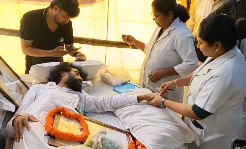 अनशन पर बैठे देवेंद्रनाथ महतो की तबीयत बिगड़ने पर उनका ब्लड प्रेशर और शुगर लेवल गिर गया, जिसके बाद मेडिकल टीम ने उन्हें स्लाइन चढ़ाई।