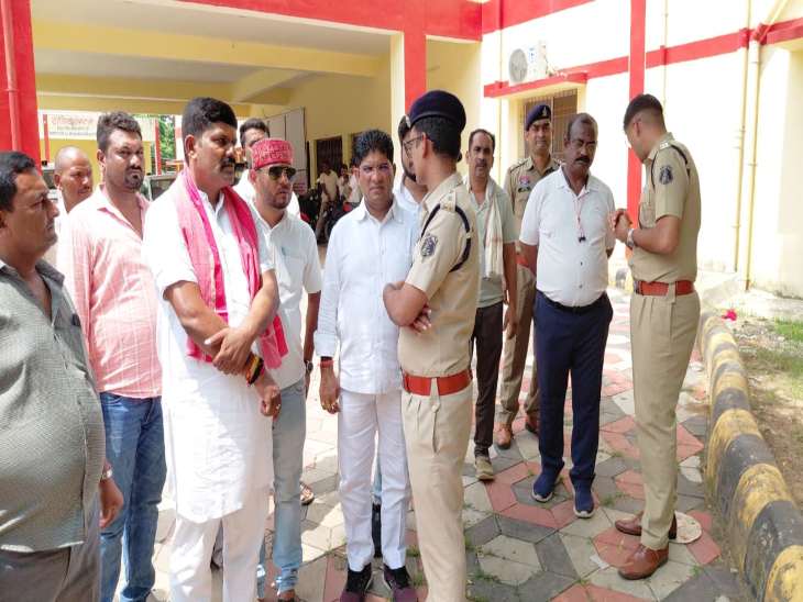 कांग्रेस नेताओं ने पुलिस के तत्काल कार्रवाई की मांग को लेकर किया था प्रदर्शन।