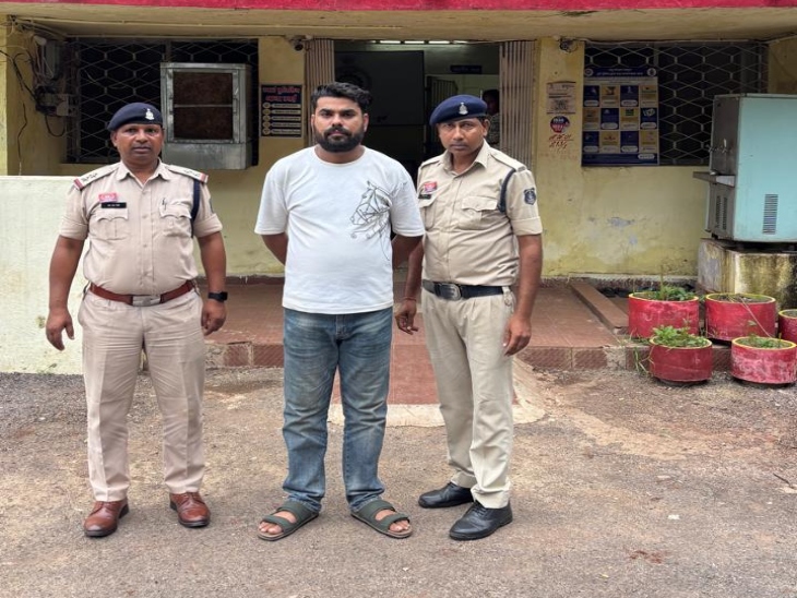 मोबाइल लोकेशन के आधार पर पुलिस ने रेड कार्रवाई करते हुए आरोपी को गिरफ्तार किया।