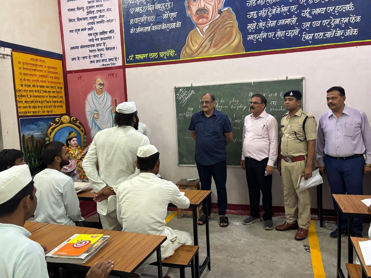 जेल DG ने पढ़ाया अंग्रेजी का पाठ, बातचीत कर सुनी समस्याएं, एलईडी बल्ब-ट्यूबलाइट बनाएंगे कैदी|बिलासपुर (छत्तीसगढ़),Bilaspur (Chhattisgarh) - Dainik Bhaskar