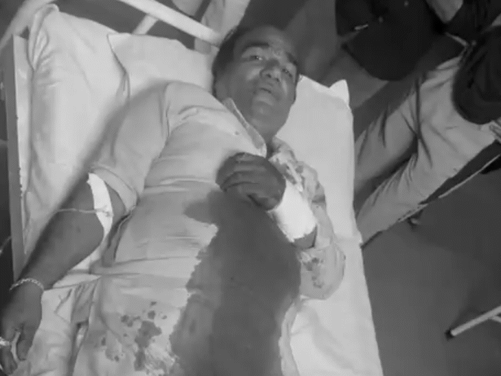 घायल कारोबारी को अस्पताल में भर्ती कराया गया।