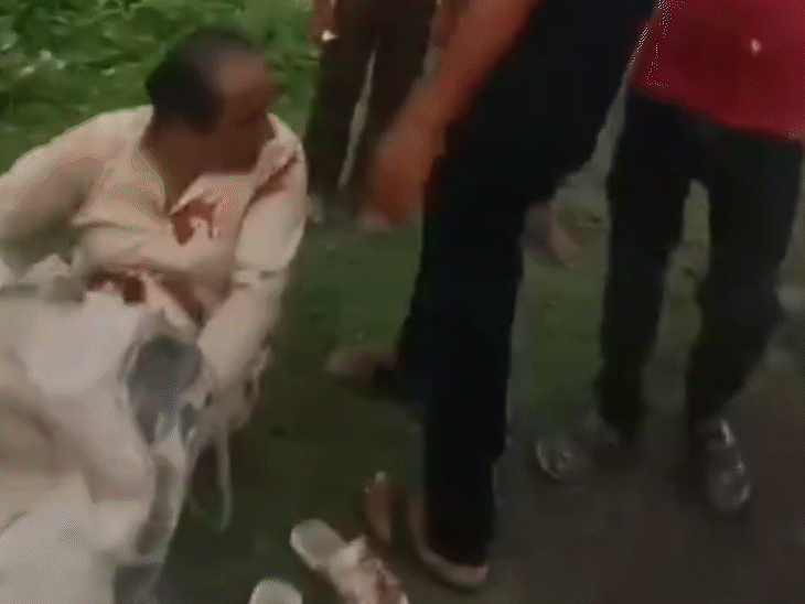 रास्ते में व्यापारी और उसके बेटे को रोककर लूट लिया गया।