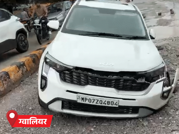 ग्वालियर में 18 करोड़ की सड़क धंस गई है। एक कार भी फंस गई।