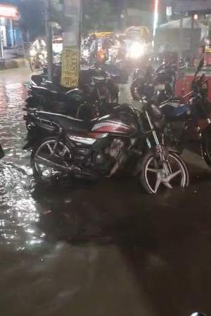 सीवान में एक घंटे की बारिश के बाद शहर के कई इलाके तालाब में तब्दील हो गए। सड़कों पर घुटने तक पानी भर गया।
