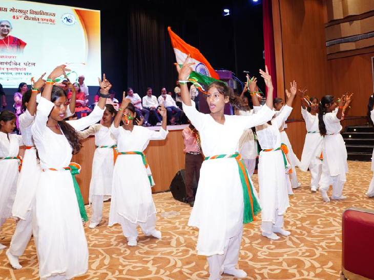 परिषदीय स्कूलों के बच्चों ने पर्यावरण संरक्षण पर सांस्कृतिक प्रस्तुतियां देकर सभी का दिल जीत लिया।
