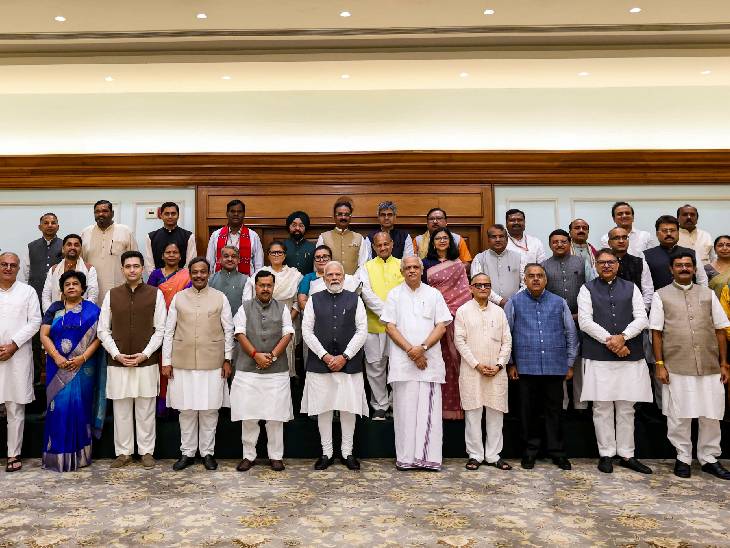 मोदी की सलाह- सोशल मीडिया इस्तेमाल में सावधानी बरतें: BJP में शामिल हुए सांसदों से कहा, संसद में चिल्लाने या गुस्से में बोलने की जरूरत नहीं नए सांसदों ने PM मोदी के साथ ग्रुप फोटो खिंचवाया।