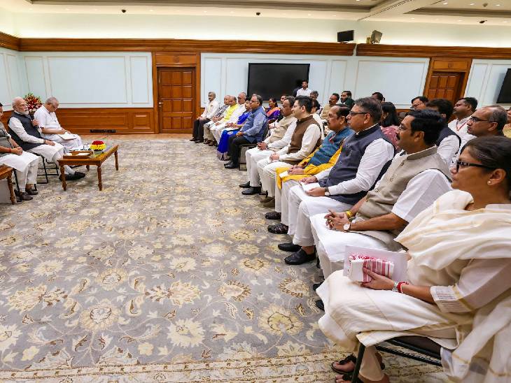 मोदी की सलाह- सोशल मीडिया इस्तेमाल में सावधानी बरतें: BJP में शामिल हुए सांसदों से कहा, संसद में चिल्लाने या गुस्से में बोलने की जरूरत नहीं PM मोदी ने सांसदों को व्यक्तिगत आचरण के बारे में सलाह दी।