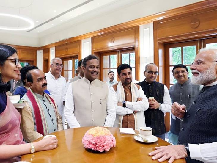 मोदी की सलाह- सोशल मीडिया इस्तेमाल में सावधानी बरतें: BJP में शामिल हुए सांसदों से कहा, संसद में चिल्लाने या गुस्से में बोलने की जरूरत नहीं PM मोदी ने सांसदों के सवालों के जवाब भी दिए।