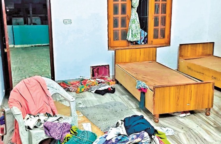 तलाशी के दौरान सुनीता के घर पर नीरा द्वारा बिखेरा गया सामान।