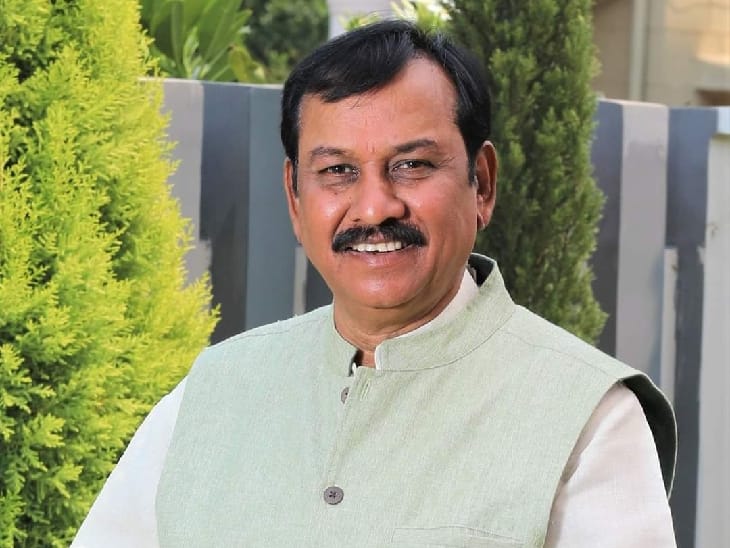 विजय बघेल ने दो प्रमोटी IAS अधिकारियों के खिलाफ लोकसभा अध्यक्ष से विशेषाधिकार हनन की शिकायत की है।