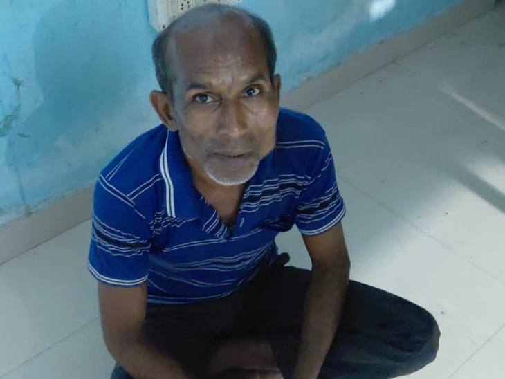 मृतका का दूसरा बेटा अनुज सिंह जेल में बंद है।