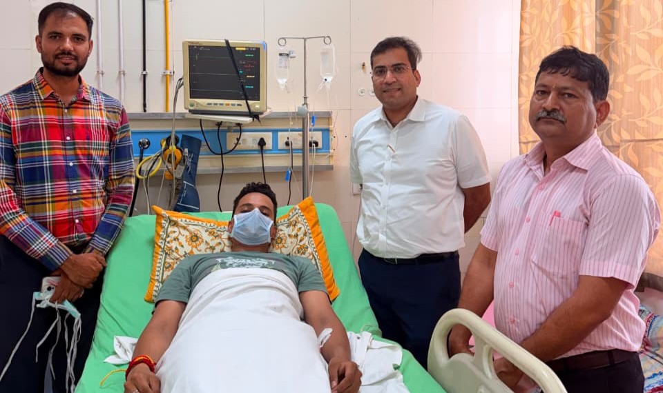 जयपुर कलेक्टर संदेश नायक शाम को SMS हॉस्पिटल पहुंचे और शुभम से मिले।